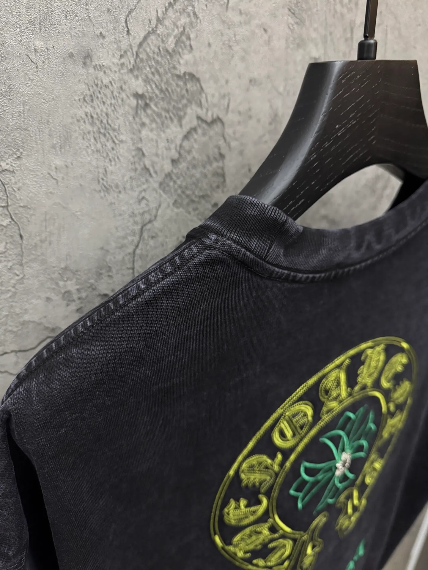 P230 top version, real shot without P, ​​different from market currency) 𝗖𝗵𝗿𝗼𝗺𝗲 𝗛𝗲𝗮𝗿𝘁𝘀/Cro Heart 2026 Spring New Original Single Counter American Washed 3D Three-dimensional Embroidered Couple Short Sleeves 👑The highest version! Customized fabric 320 grams, washed and fried. Best-selling model at the counter. Very comfortable to wear. Accessories: Original molded and authenticated collar label➕100% silk wash label. Genuine purchase-grade original hangtag➕matching hanging rope➕3D hanging beads➕original packaging bag. Craftsmanship: The original version has consistent wiring! The highest version of the armhole matching technique! Color: Gray Black Size: S M L XL Style No.: 6608